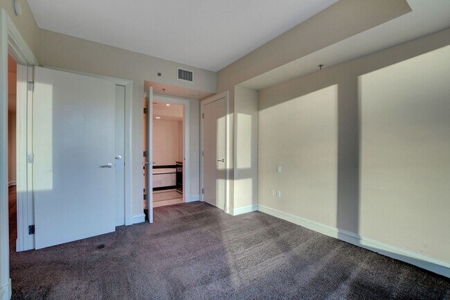 Building Photo - Sky 607-Stunning 2Bd/2Ba Residence
