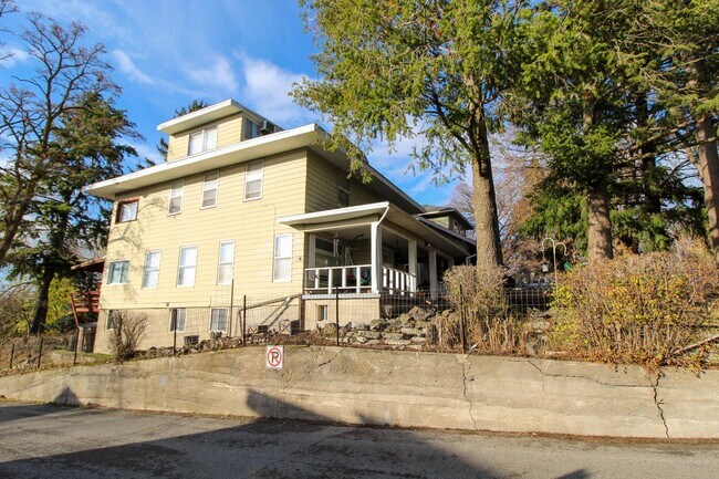 Building Photo - 1212 S Oak St