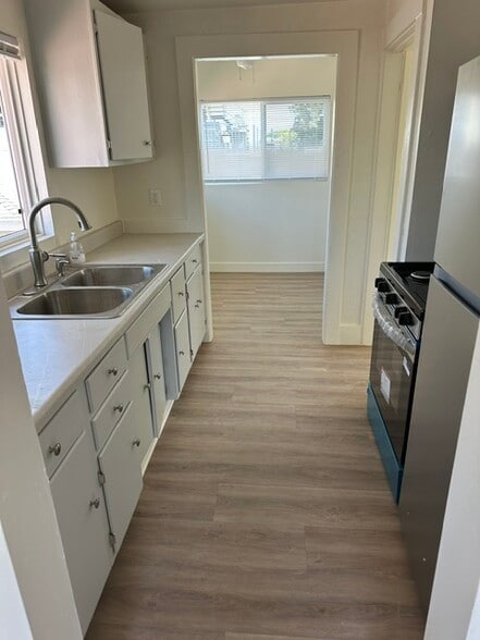 Building Photo - 3046 S Kerckhoff Ave