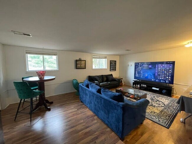 Building Photo - 3840 E 10th St