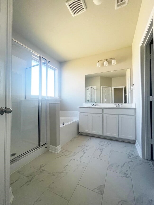 Building Photo - 13307 Rowan Grn Dr