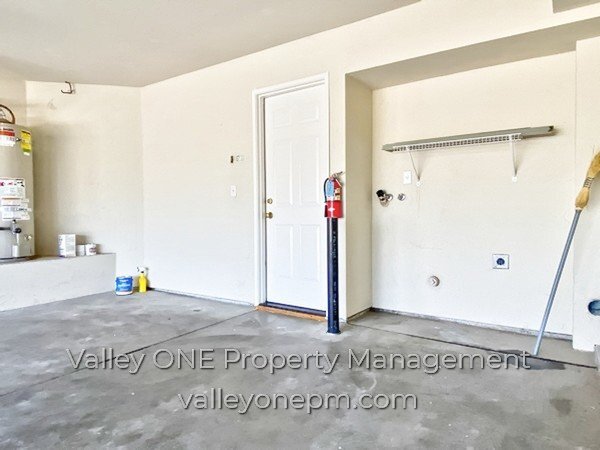 Building Photo - AVAILABLE NOW! Private Ground Floor Townho...