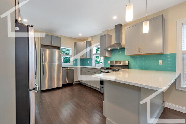 Building Photo - Huge 5 bed in Medford