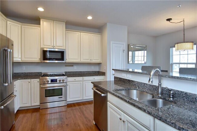 Building Photo - 616 Edison Dr