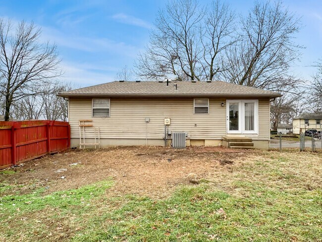 Building Photo - Coming Soon! 3 BR/2BA | Newly Renovated Single Family Home |2-Car Garage Parking | Large yard!
