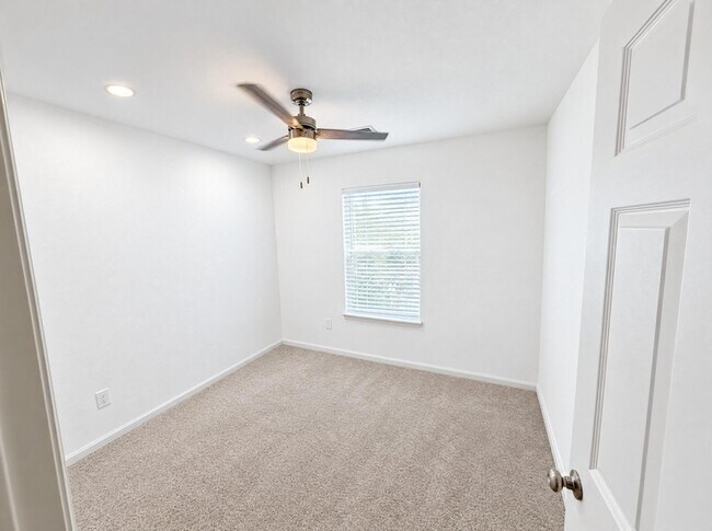 Building Photo - 5769 Dewsbury Ln