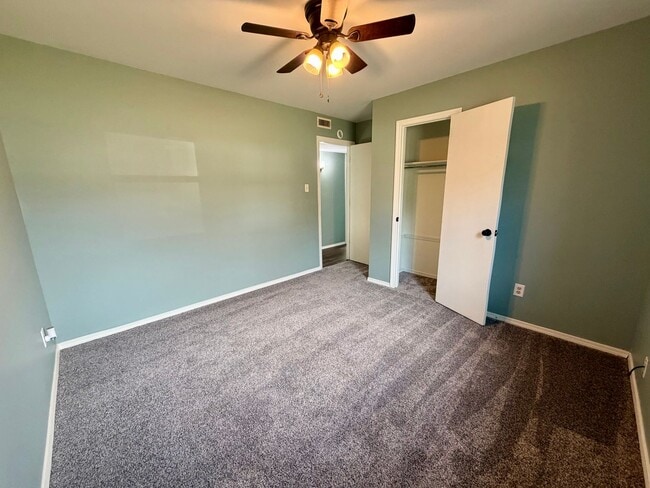 Building Photo - 904 Hillside Dr