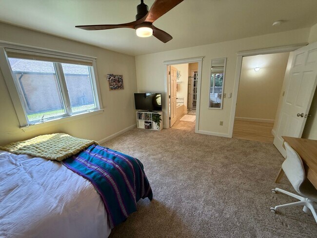 Building Photo - 3 Bed 2 Bath Large Beautiful Home