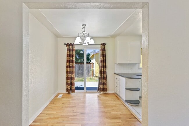 Building Photo - Eastside Charmer with 3 bedrooms 1.75 bath...