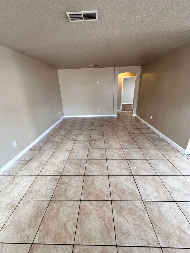 Building Photo - *"PRICE  REDUCED + MOVE-IN SPECIAL" 3 Bedroom 2 Bathroom with 2 Car Garage