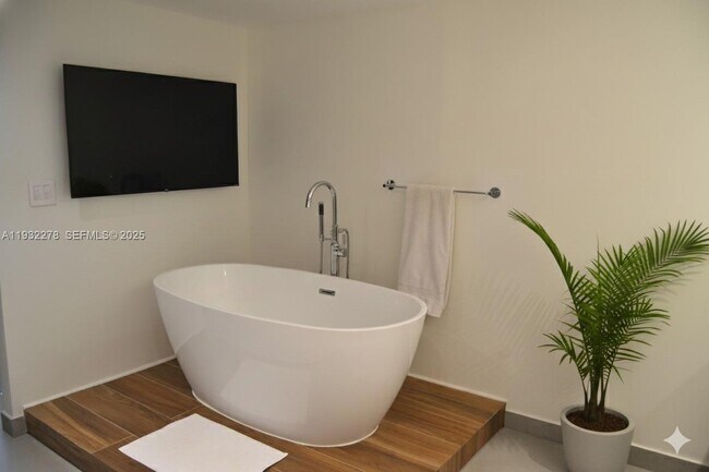 Building Photo - 11113 Biscayne Blvd