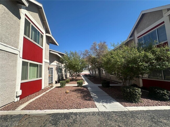 Building Photo - 100 S Crestline Dr