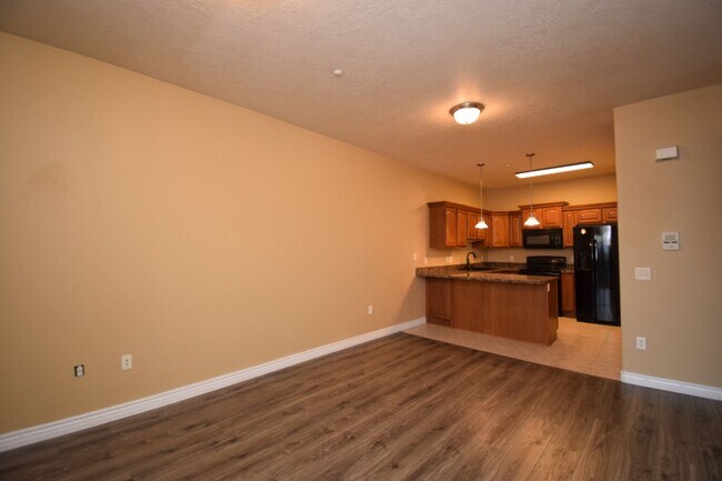 Building Photo - Great 2 Bed 2 Bath Unit in Millcreek!!!