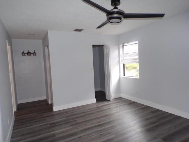 Building Photo - 2180 Bayberry Dr