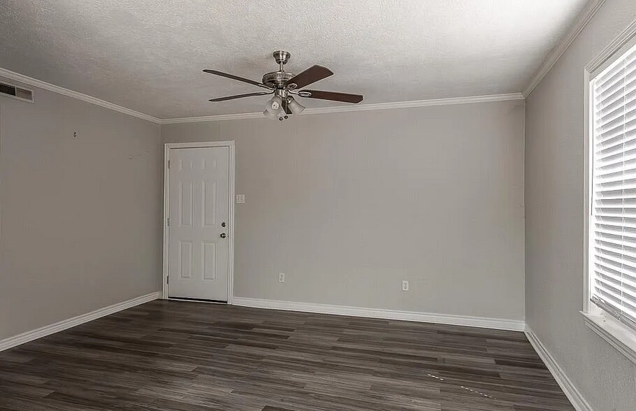 Building Photo - 804 Oran Cir