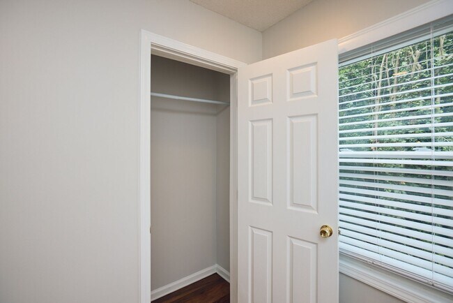Building Photo - Super cute East Atlanta home with secluded...