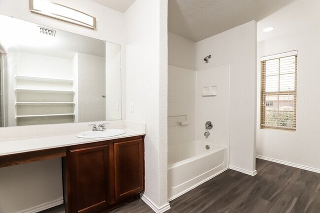 Building Photo - 2115 Bigmouth Rod