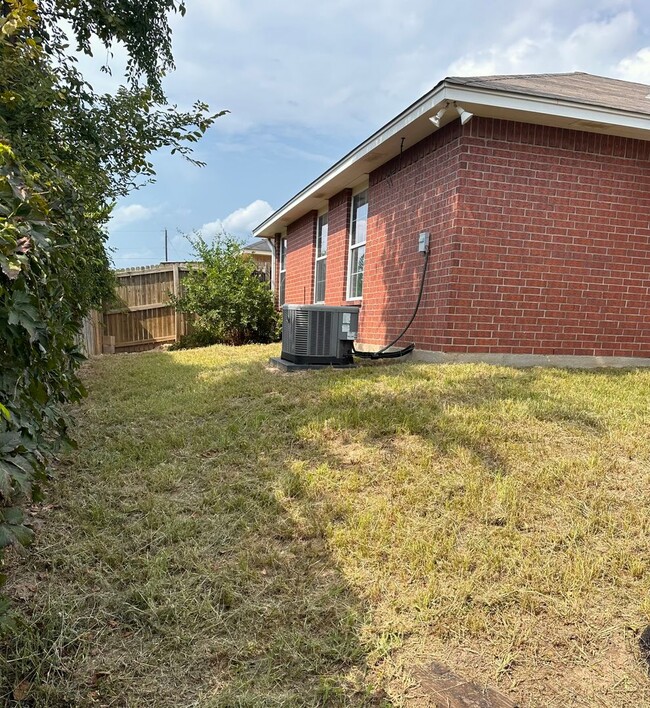 Building Photo - 2 Bedroom Home in Lindale ISD!