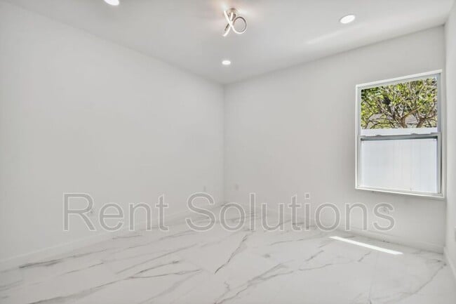 Building Photo - 110 28th Ave N