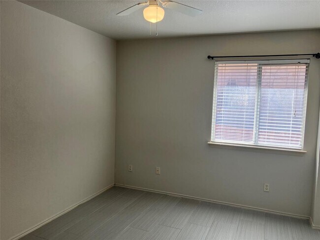 Building Photo - 1209 Wood Creek Dr