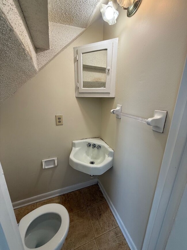 Building Photo - 904 Verdant Dr
