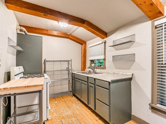 Building Photo - Unique with a Artsy Flare    1Bed + Flex Room /1.5 Bath in Edgemere Park