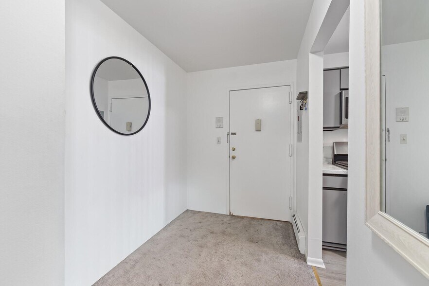 Building Photo - 5 Riverview Ct