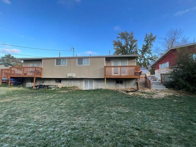 Building Photo - 4 Bedroom 2 Bath Twin Home Move in ready t...