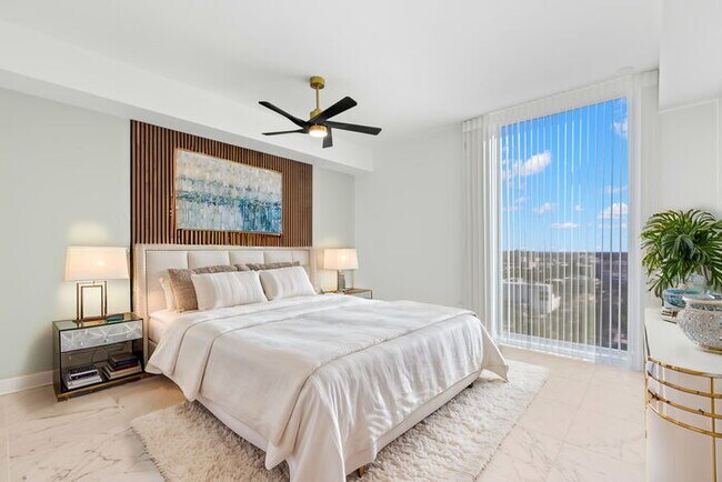 Building Photo - BEAUTIFUL Luxury Condo in Downtown St Pete...