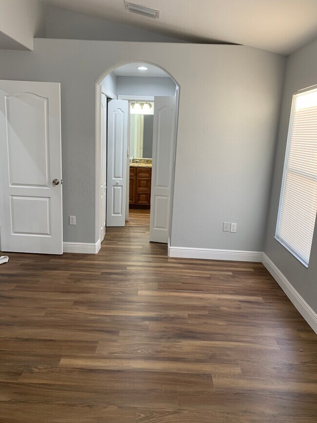 Building Photo - 2505 W Aileen St