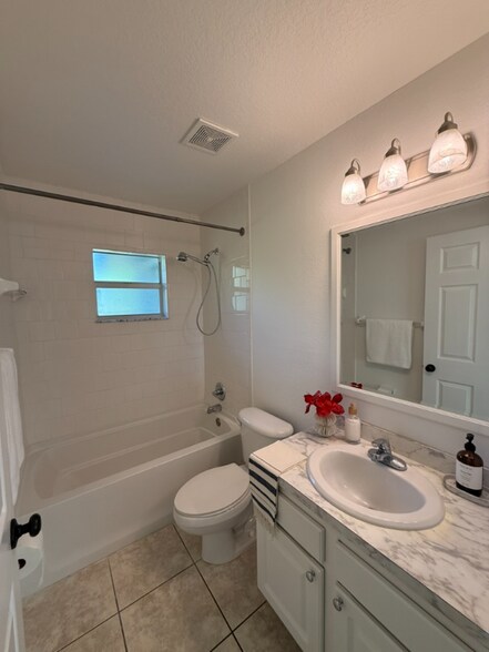 Building Photo - 2370 Lakeview Dr