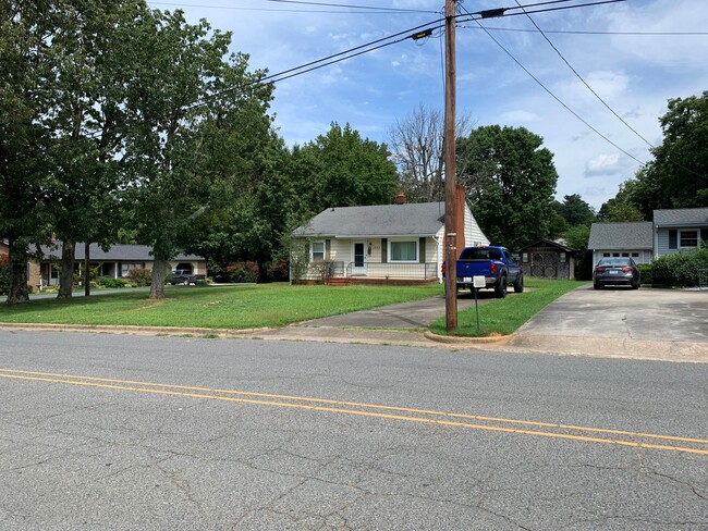 Building Photo - 3 BED, 1 BATH HOME IN GREYSTONE AREA, $1550 MONTH, $1550 DEPOSIT