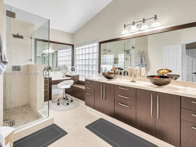 Building Photo - 639 Verona Pl