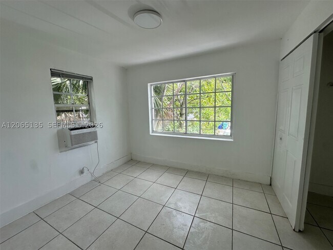 Building Photo - 553 NE 65th St