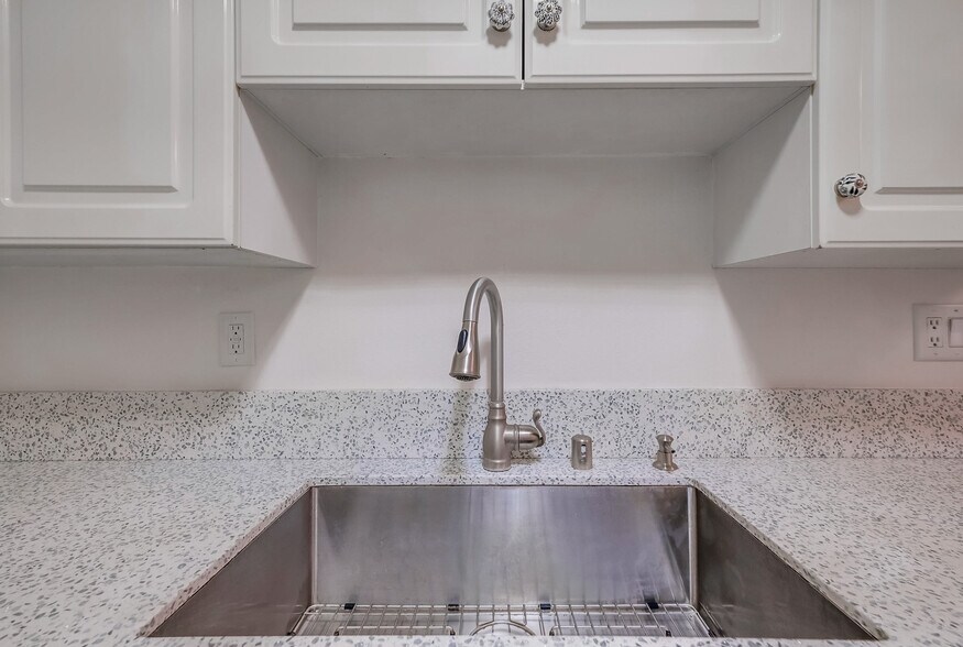 Building Photo - 2308 Schader Dr