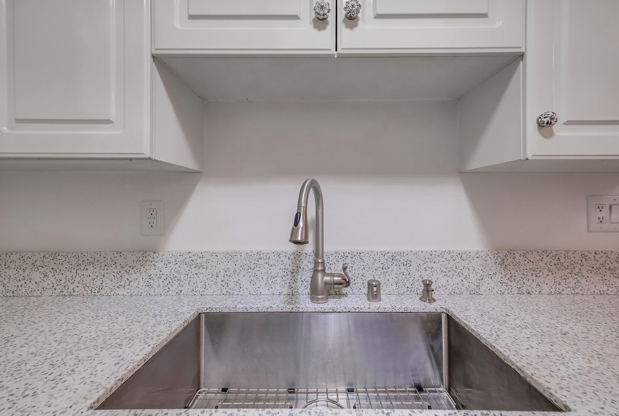 Building Photo - 2308 Schader Dr