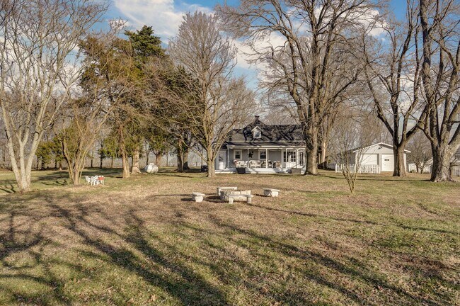 Building Photo - Charming Country Home — 4 Bed | 1 Bath | 1,500 Sq Ft