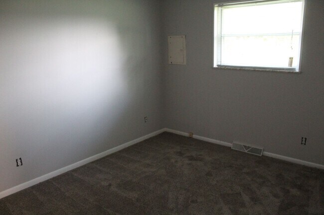 Building Photo - Newly Remodeled 2 Bedroom Duplex in Avon!