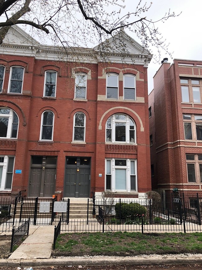 Primary Photo - 1323 N Wicker Park Ave