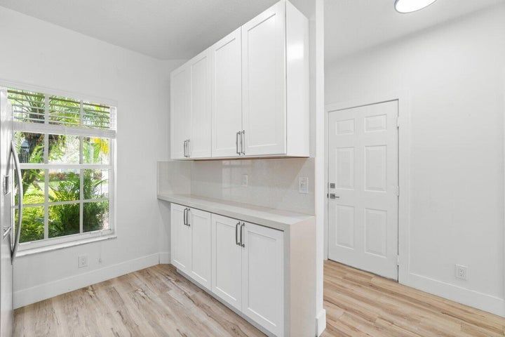 Building Photo - 6427 Park Lake Cir