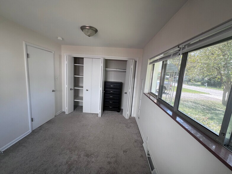 Building Photo - 3335 Springbrook St