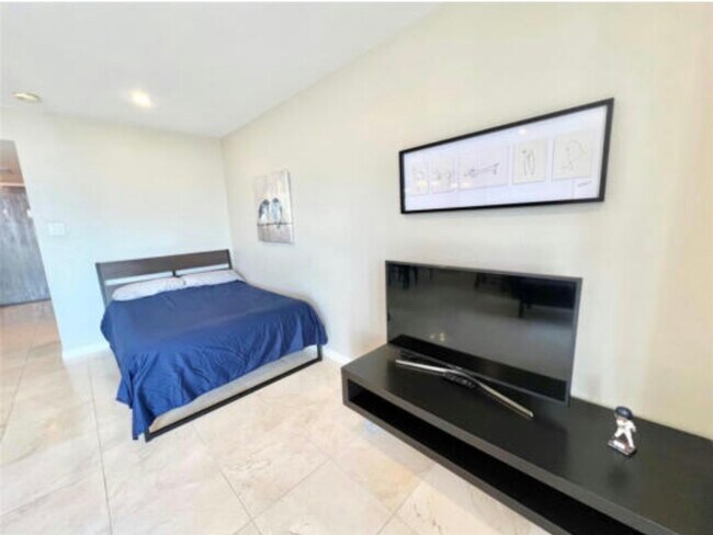 Building Photo - 2016 Main St