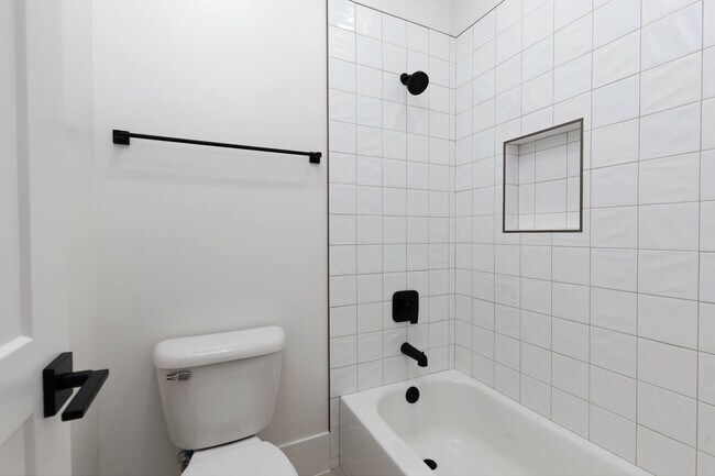 Building Photo - 6 bed / 4 bath / 3 car garage custom home in Pecan Valley