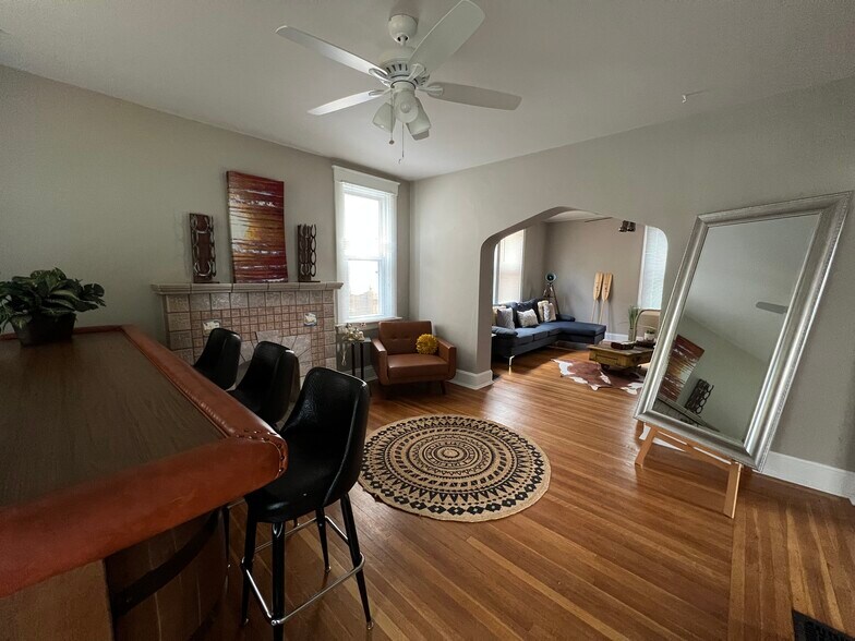 Spacious living room - 3767 Andrew Ave