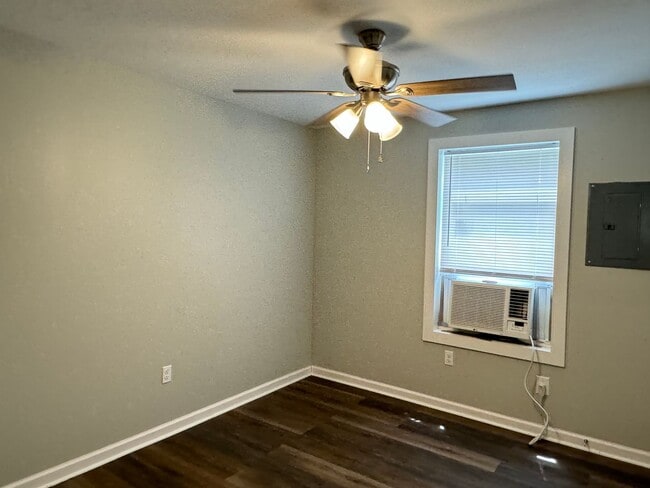 Building Photo - 4-6 Chestnut Dr