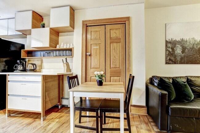 Building Photo - 314 6th St