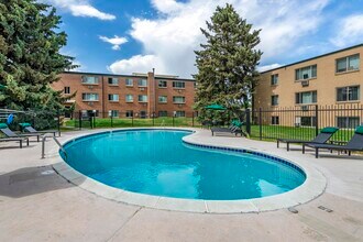 Building Photo - Royal Gardens Apartments