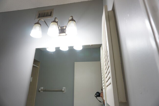 Building Photo - 2 Bed 2 Bath Townhouse