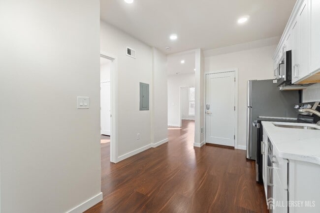 Building Photo - 824 George St