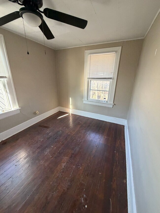 Building Photo - Spacious Duplex